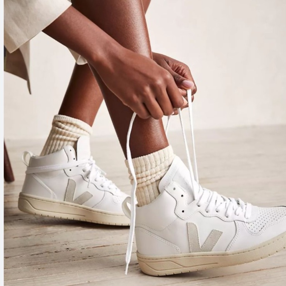 VEJA
V15 Mixed Leather Mid-Top Sneakers women
$190 WHITE/NATURAL new size 6